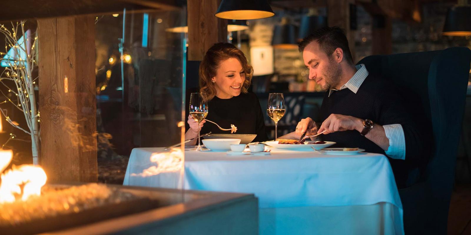 Un couple profite de la gastronomie et de l'ambiance romantique au restaurant de l'Auberge Saint-Antoine, Chez Muffy.