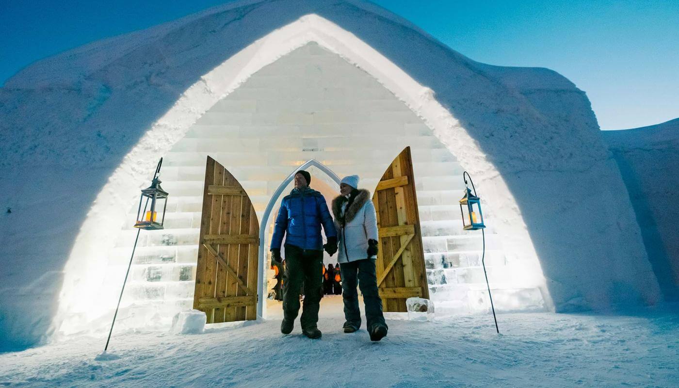 A couple in front og the Ice  Hotel at night