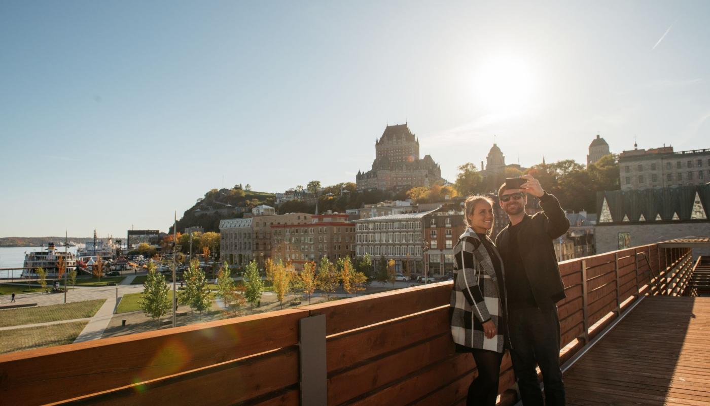 Couple se prenant en selfie au belvédère de la place des Canotiers à Québec