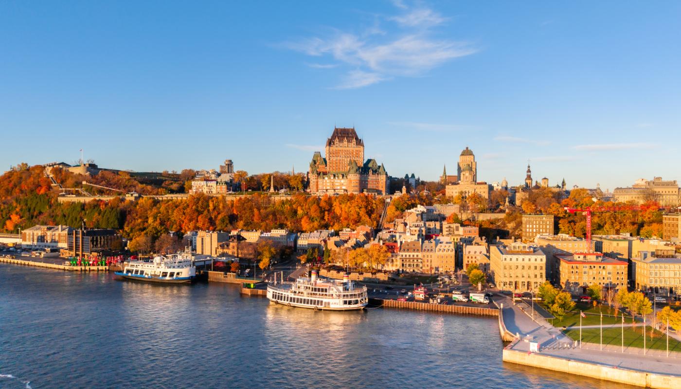 Vue sur Québec à partir du fleuve en automne