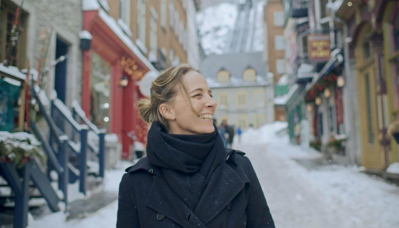 Amandine marche dans le Petit-Champlain en hiver