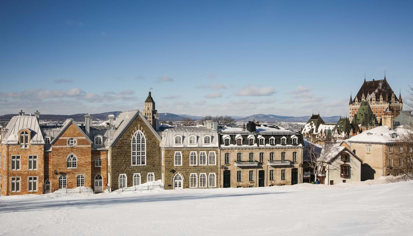 Vue de l'avenue Saint-Denis et de ses maisons patrimoniales avec le Château Frontenac en arrière-plan.