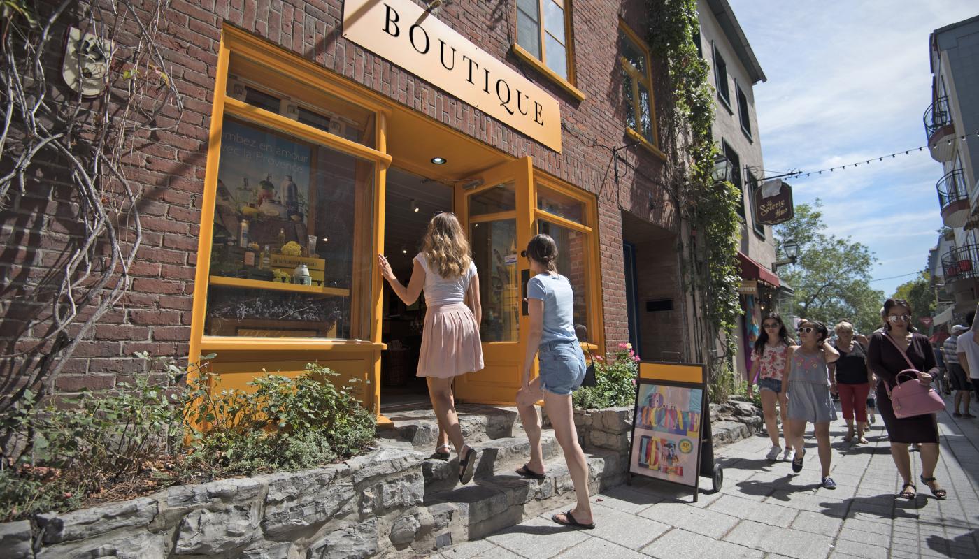 Deux filles qui entrent dans une boutique du Petit-Champlain