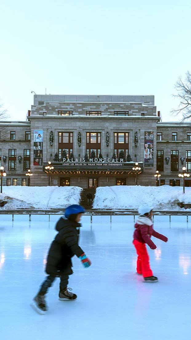 Des patineurs profitent de la patinoire extérieure à Place D'Youville, en face de Palais Montcalm.