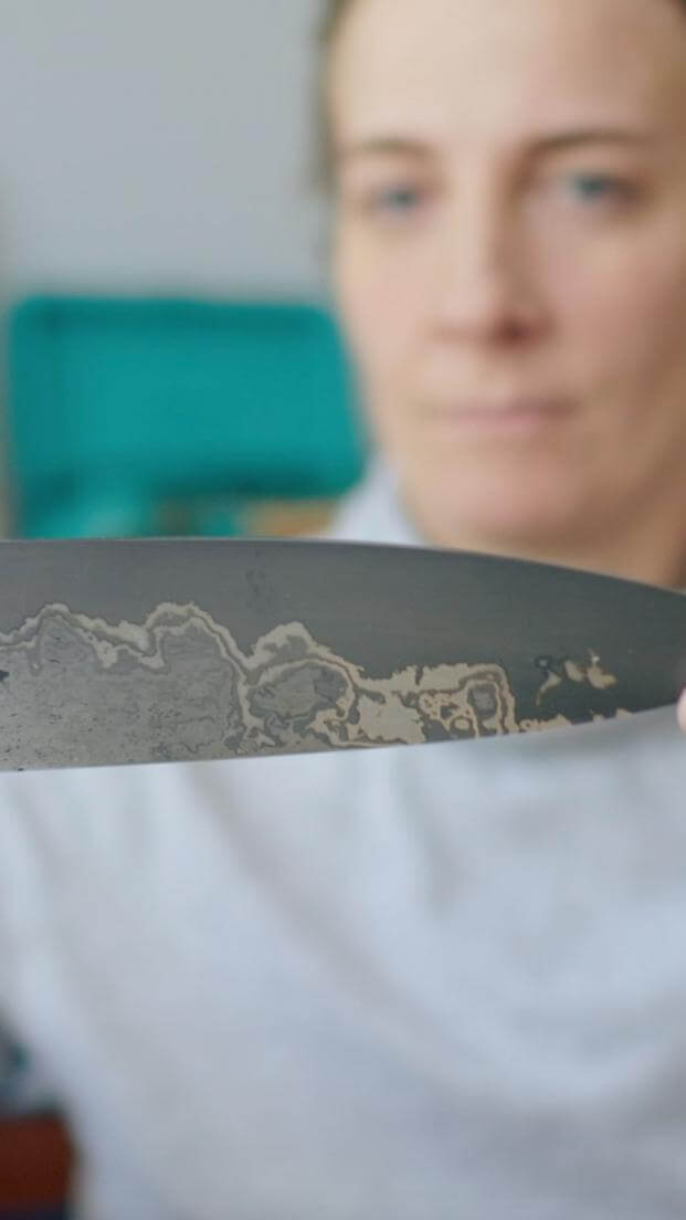 Amandine admire un couteau Deva fait à la main par un artisan-coutelier 