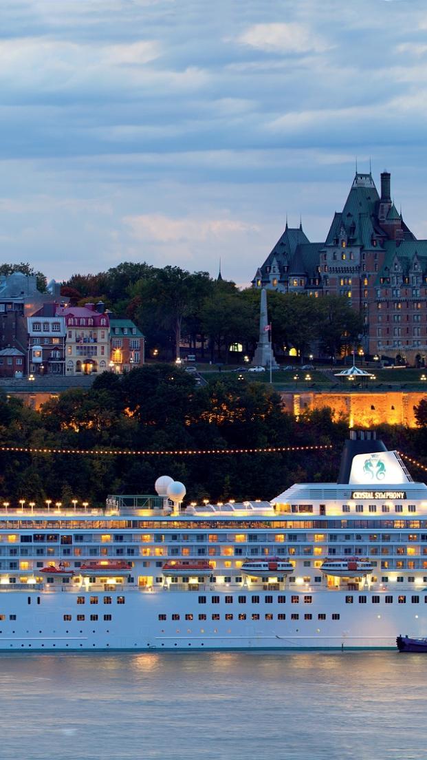 Bateau de croisière devant le Vieux-Québec