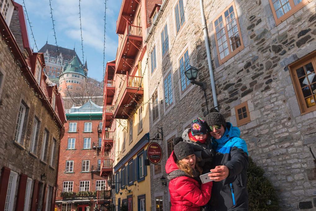 A family photograph themselves in the rue du Cul-de-Sac, with the Château Frontenac in the background.