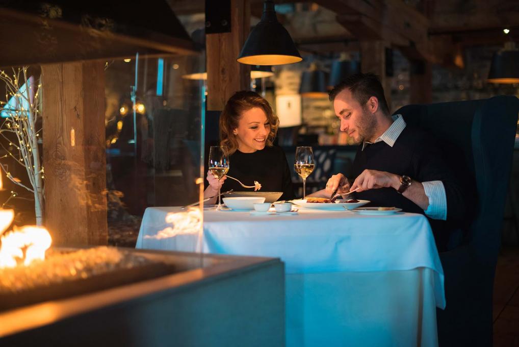 Un couple profite de la gastronomie et de l'ambiance romantique au restaurant de l'Auberge Saint-Antoine, Chez Muffy.