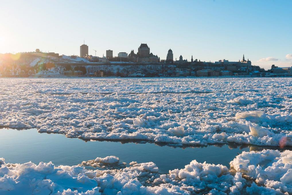 Panorama du Vieux-Québec en hiver et du fleuve Saint-Laurent glacé, à partir de Lévis.