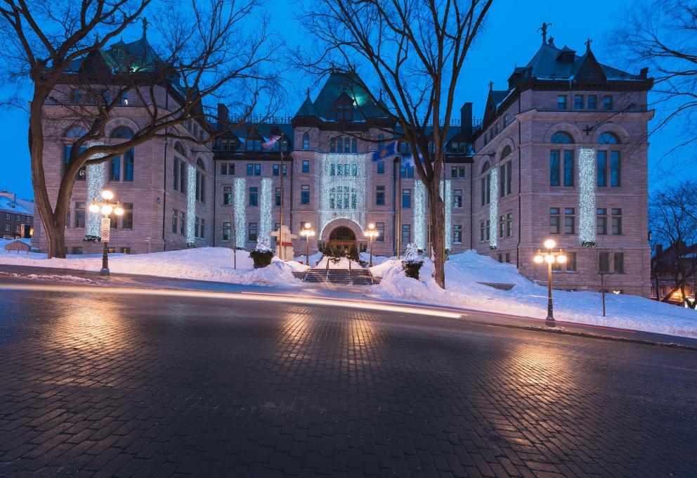 La façade extérieure de l'hôtel de ville de Québec, en hiver.