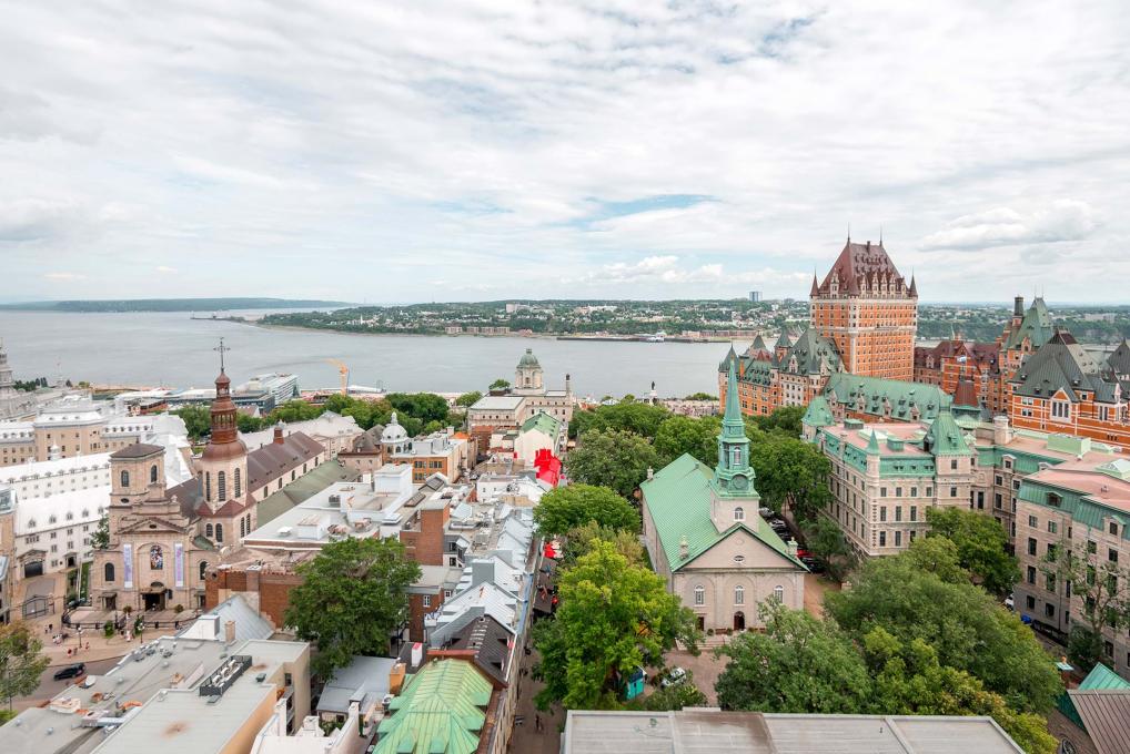 Vue aérienne sur le Vieux-Québec, l'église Holy Trinity, la Basilique-cathédrale Notre-Dame de Québec et le Château Frontenac. 