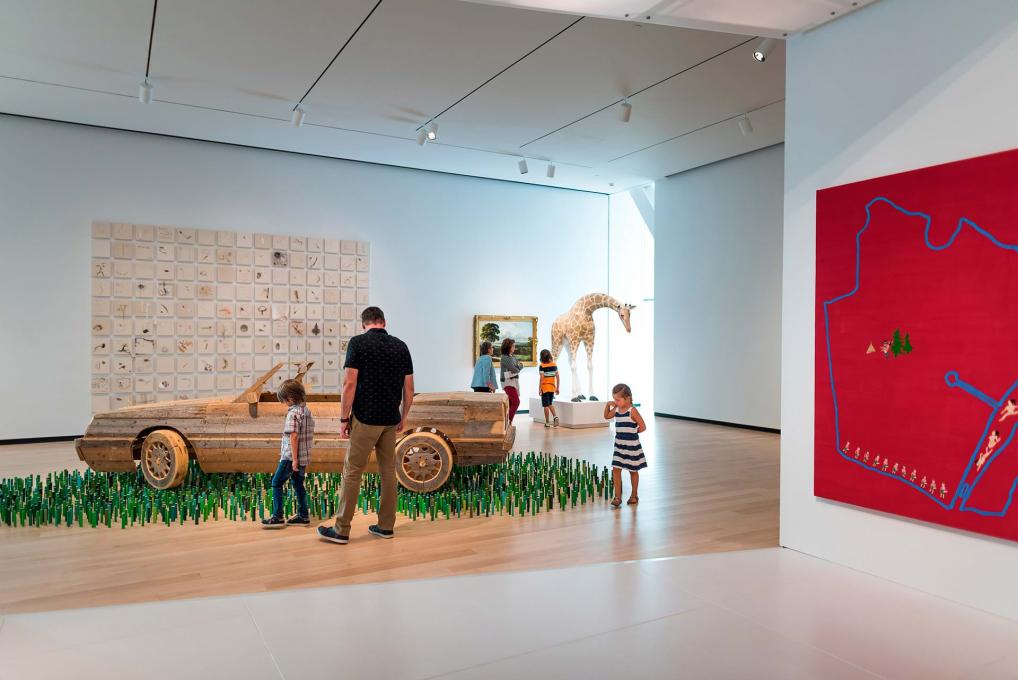 Une famille visite une exposition au Musée national des beaux-arts du Québec.