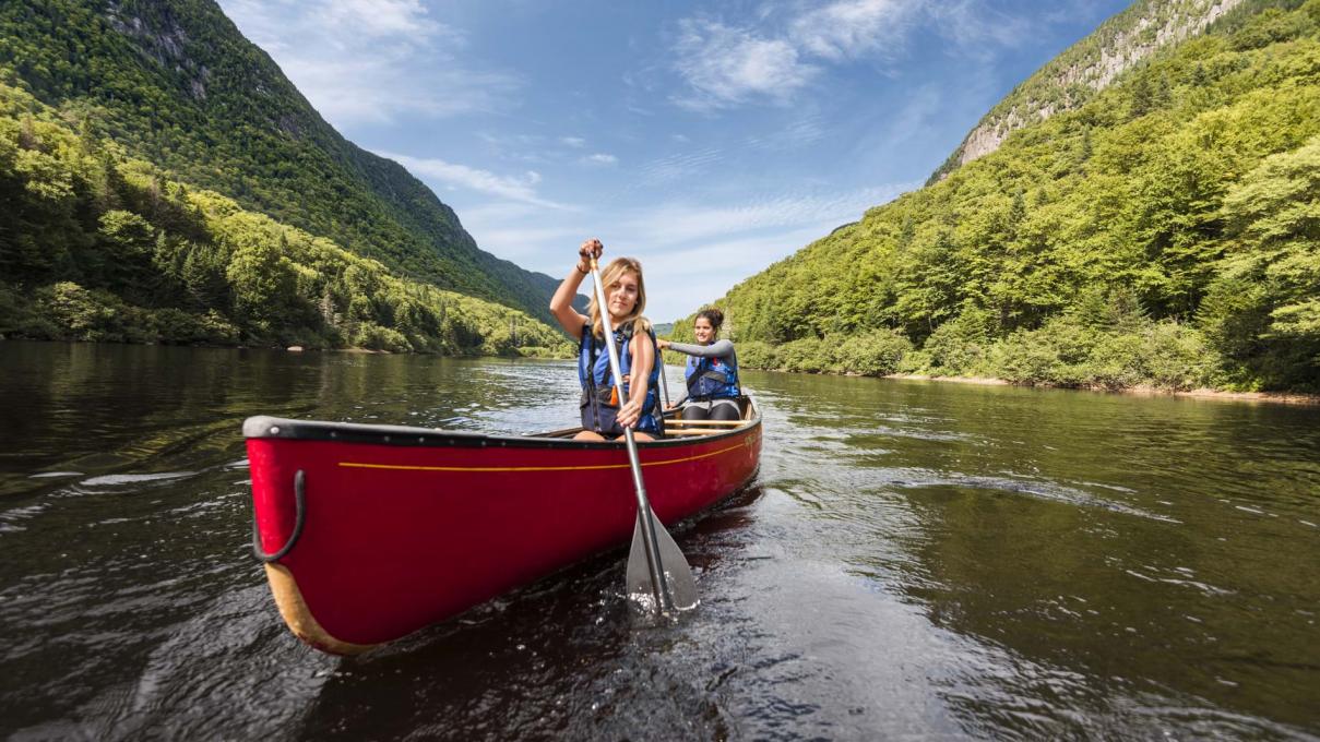 Two young women in a canoe in the Jacques-Cartier Valley, in the Jacques-Cartier National Park.