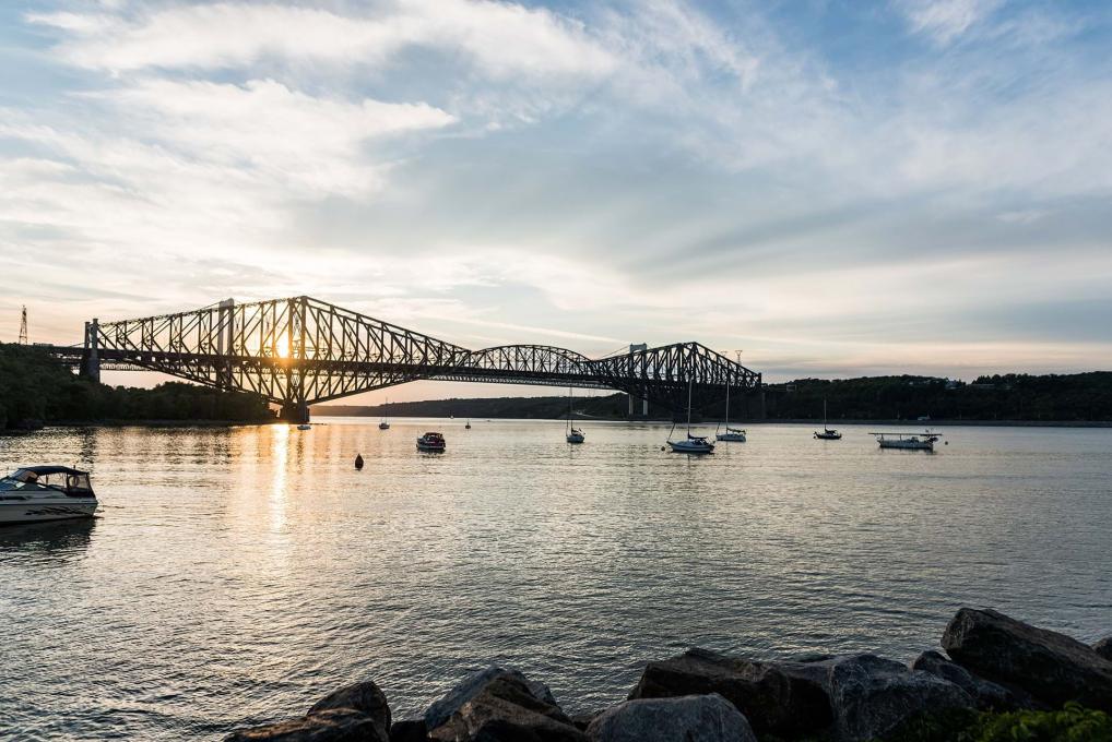 Le pont de Québec et le fleuve Saint-Laurent au coucher du soleil, à partir de la marina de la Chaudière à Saint-Romuald.
