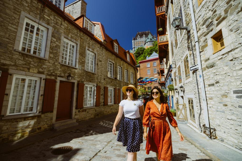Touristes explorant les rues du Vieux-Québec