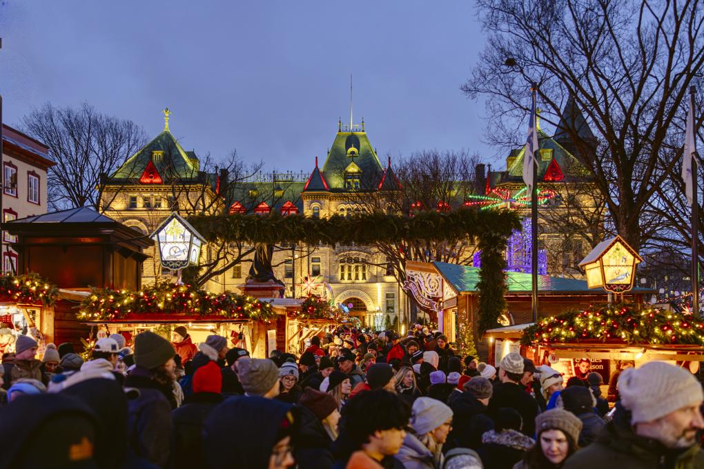 Visiteurs au Marché de Noël allemand