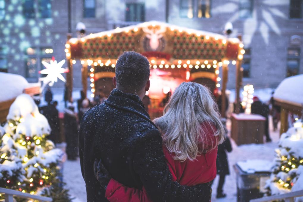 Couple de dos au Marché de Noël allemand