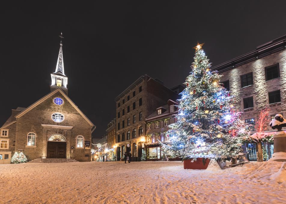 Durant le temps des fêtes, un sapin de Noël géant illumine Place-Royale où se trouve également l'église-Notre-Dame-des-Victoires. 
