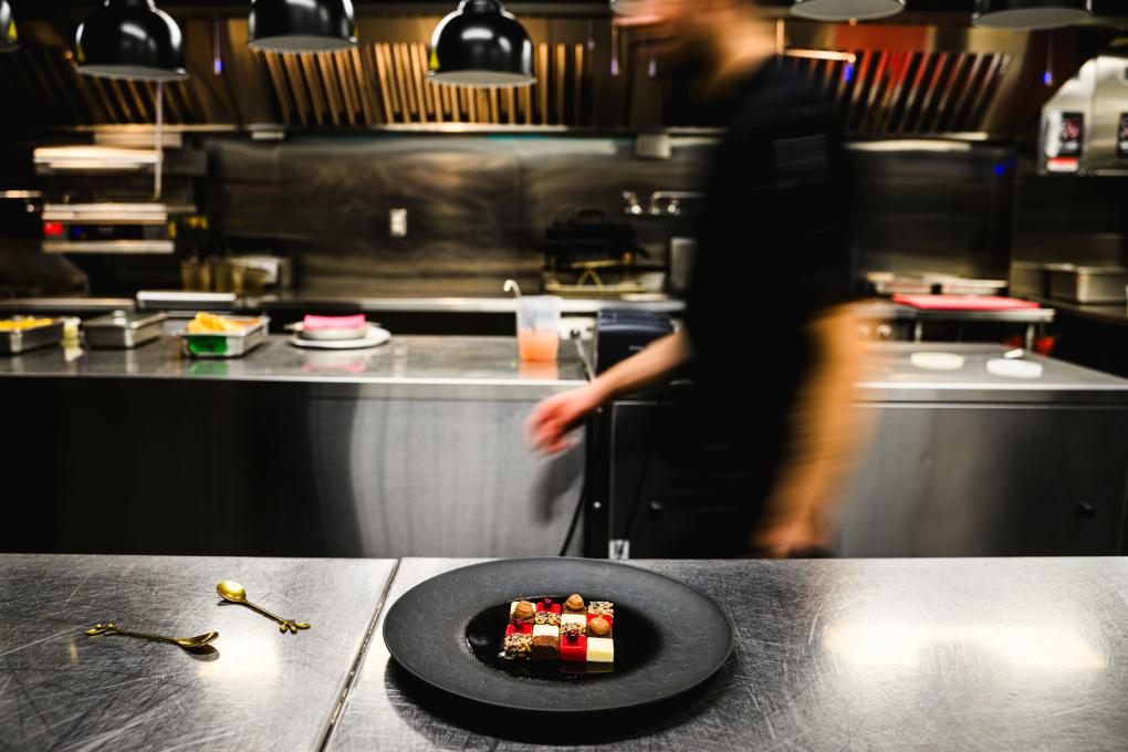 Un cuisinier qui s'active dans une cuisine d'un restaurant.
