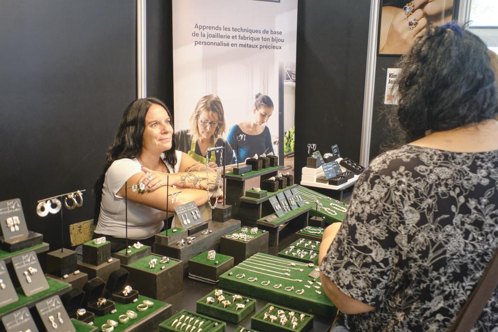 Exposante avec un visiteur à Plein Art