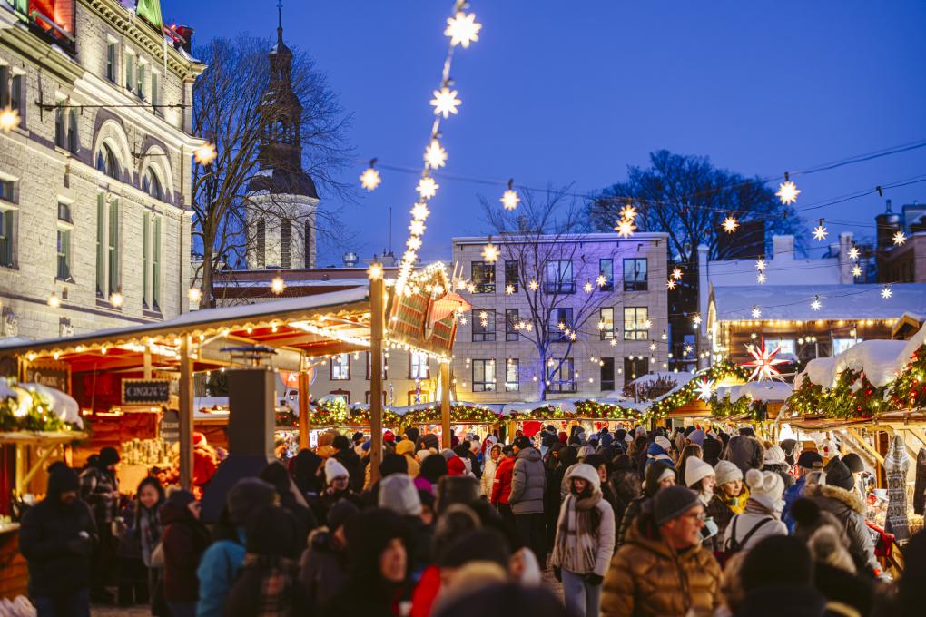 Atmosphère festive dans les kiosques du Marché de Noël allemand