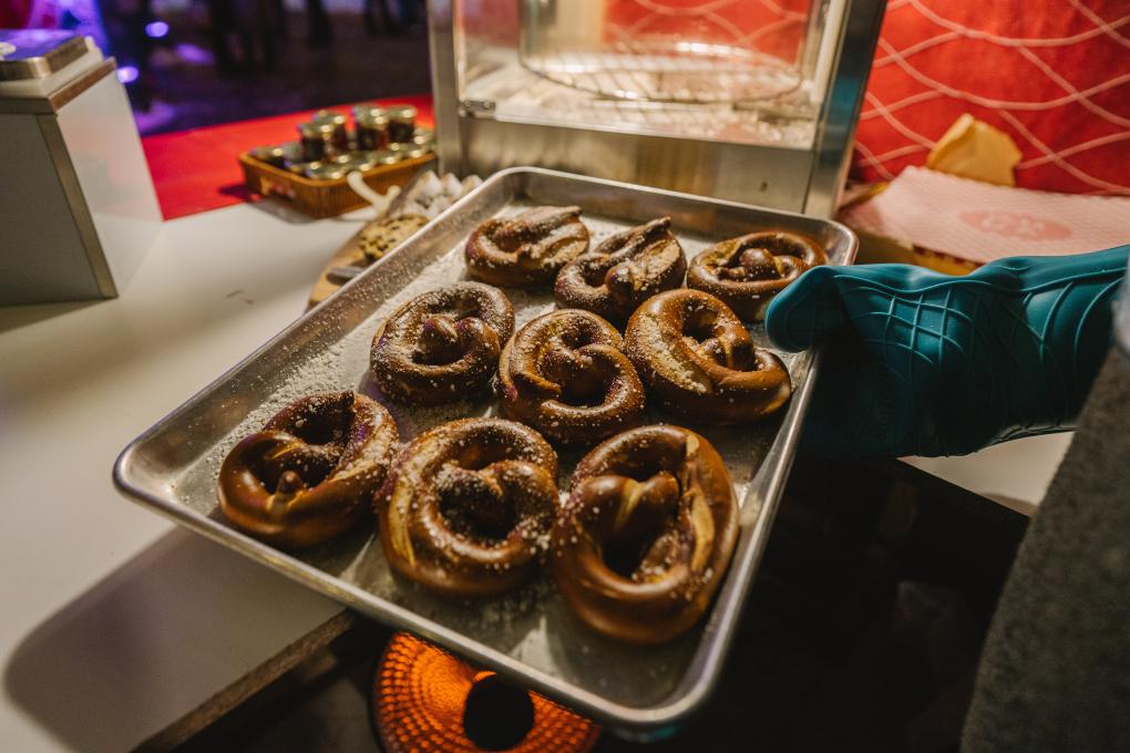 Bretzels allemands sortant du four