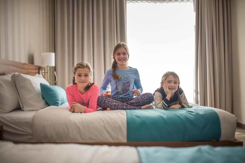 Enfants dans une chambre de l'Hôtel Valcartier