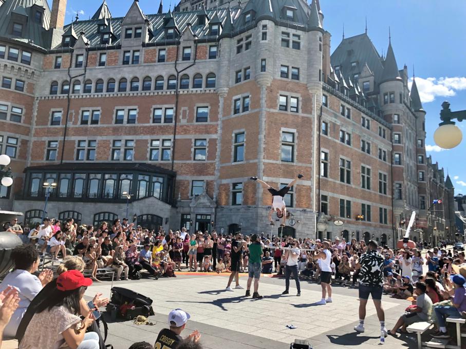 Amuseur public devant le Château Frontenac
