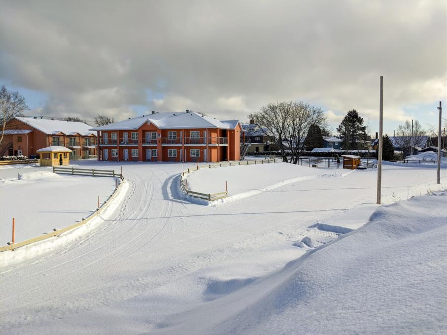 Façade de l'Hôtel-Motel Castel de la mer dans Charlevoix en hiver