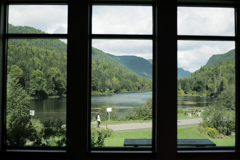 Parc national de la Jacques Cartier vu par une fenêtre