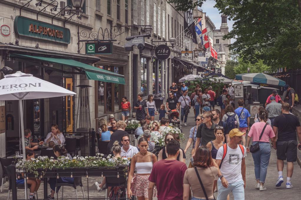 Piétons sur la rue Sainte-Anne