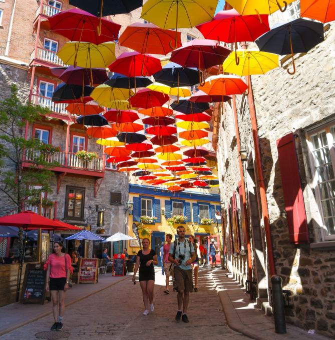 Parapluis dans la rue du Cul-de-Sac