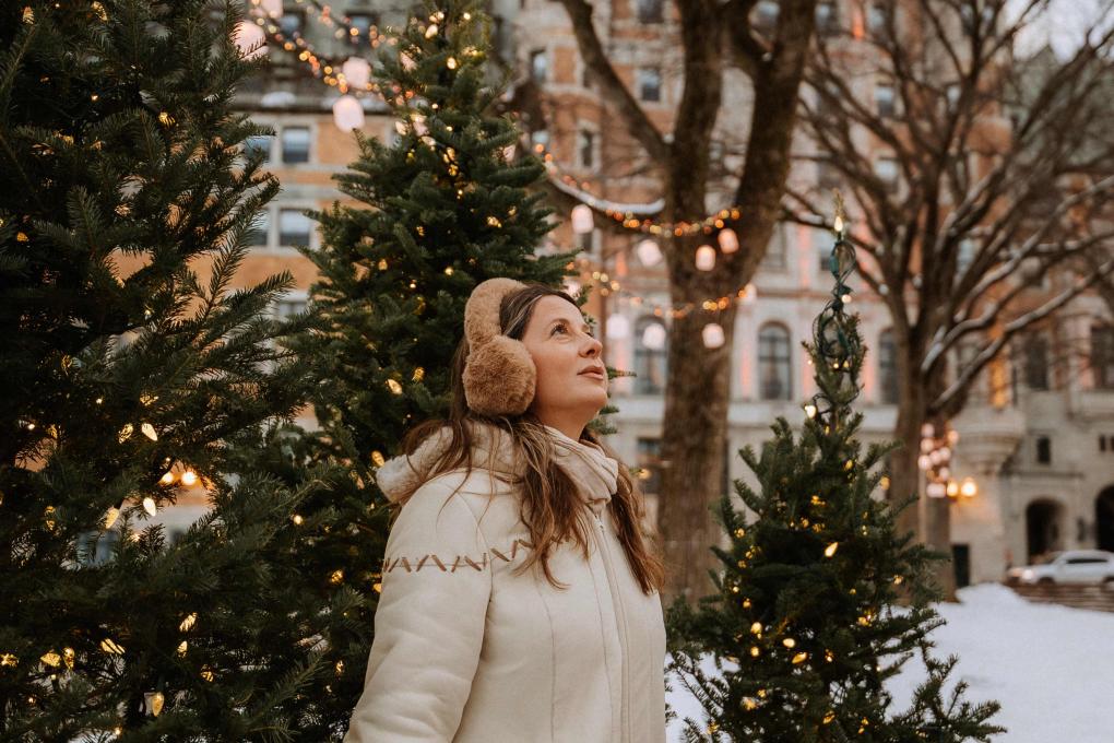 Femme admirant le Vieux-Québec en hiver