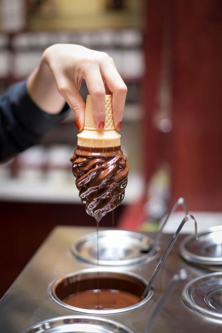 Crème molle trempée dans du chocolat