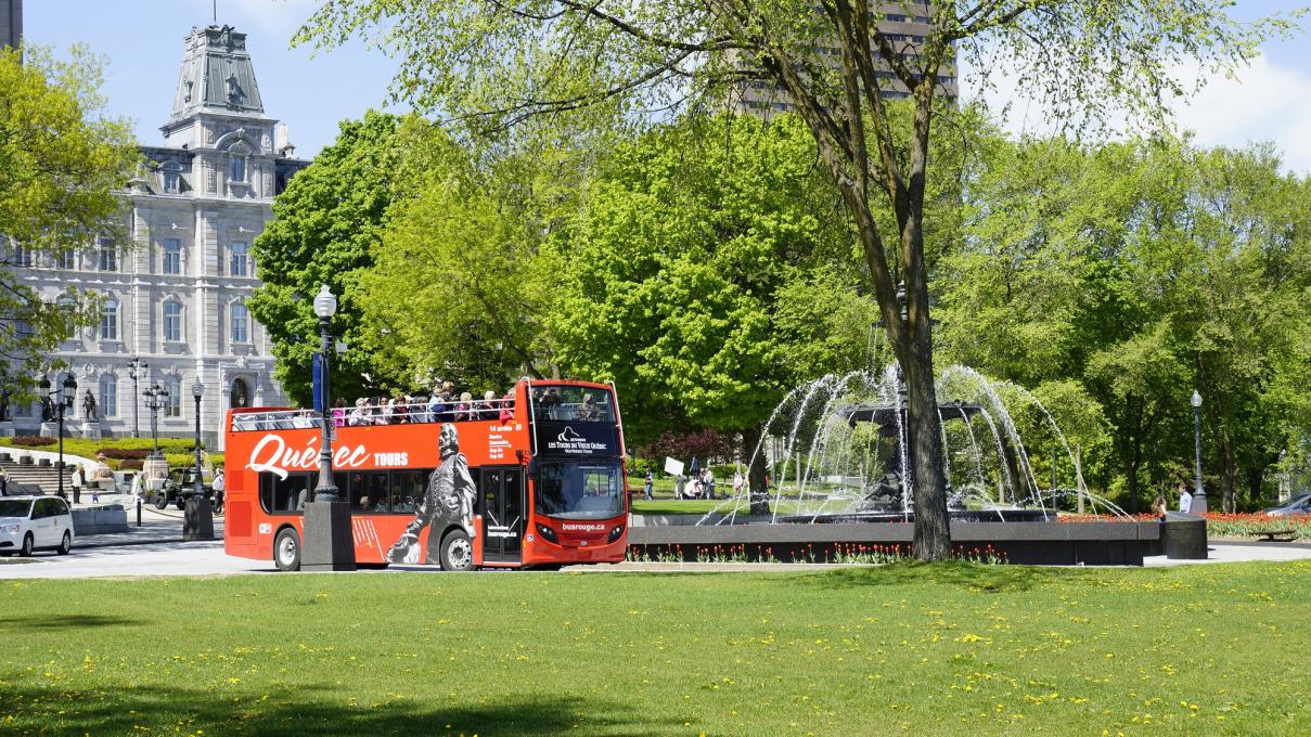 Tourny fountain with a tourist bus