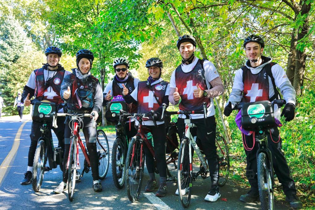 Bénévoles en vélo lors du Marathon de Québec