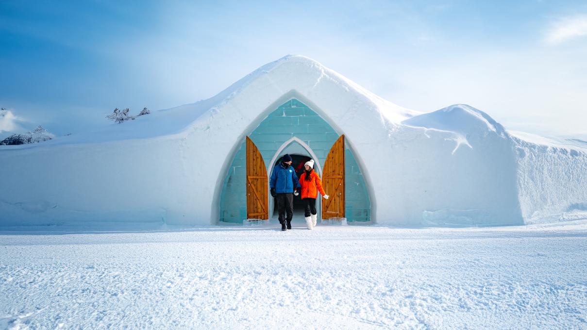 Couple devant l'Hôtel de Glace