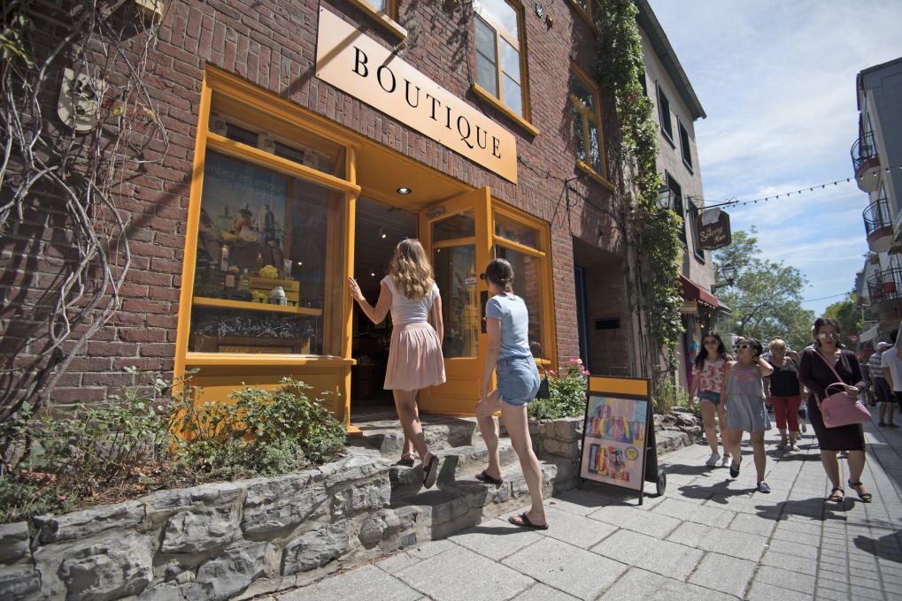 Deux femmes entrent dans une boutique du Petit-Champlain