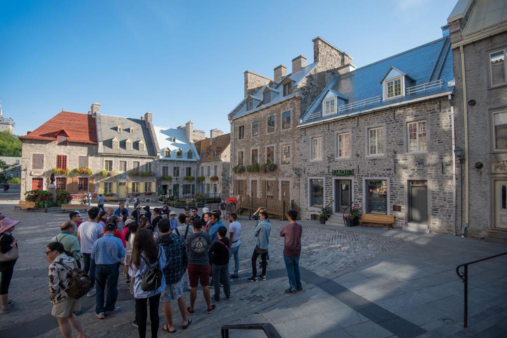 Visiteurs au coeur de la Place-Royale