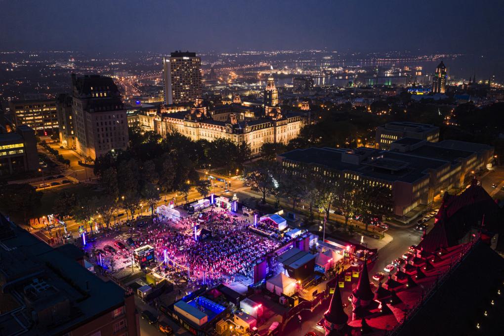 Vue aérienne le soir du Festival Juste pour rire