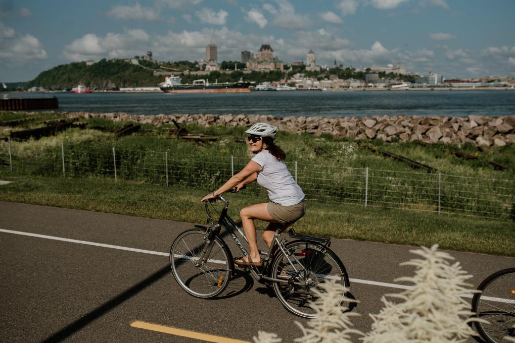 A cyclist on Parcours des Anses Bike Path in front of Québec City