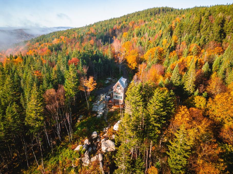 Vue aérienne de la Montagne Le Maelstrom en automne