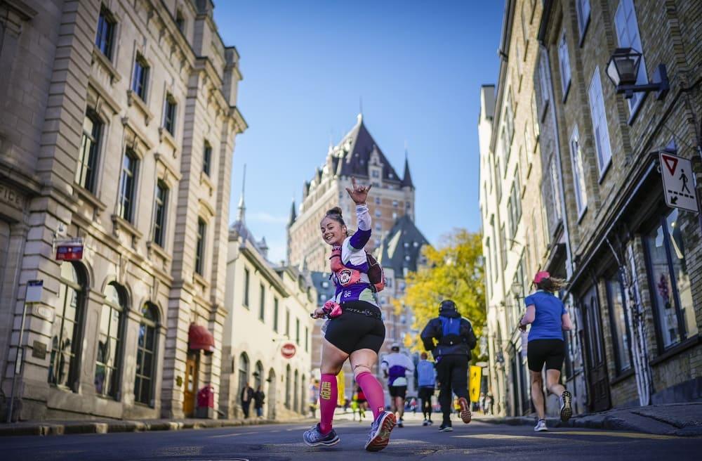 Coureuse du Marathon de Québec devant le Château Frontenac