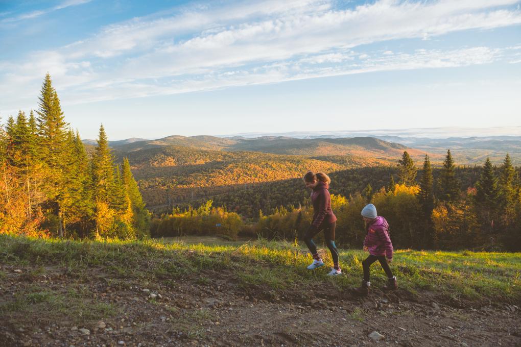Deux filles en randonnée au Mont-Sainte-Anne