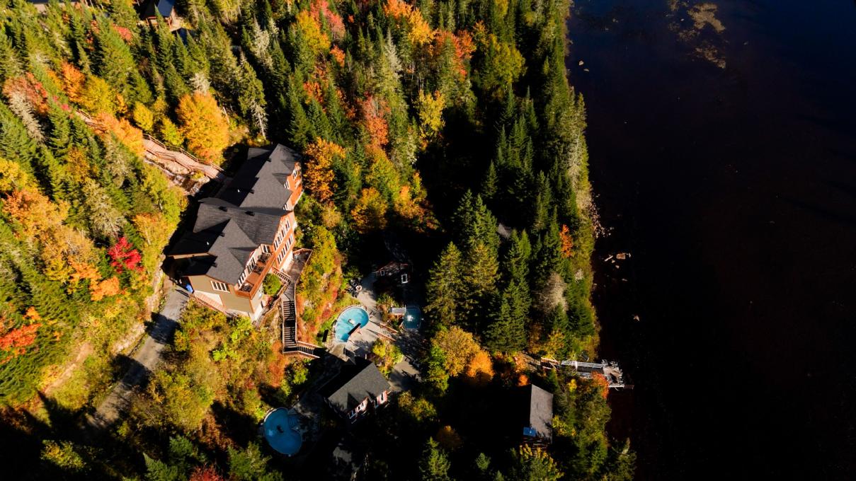 Vue aérienne du Nordique Spa Stoneham automne