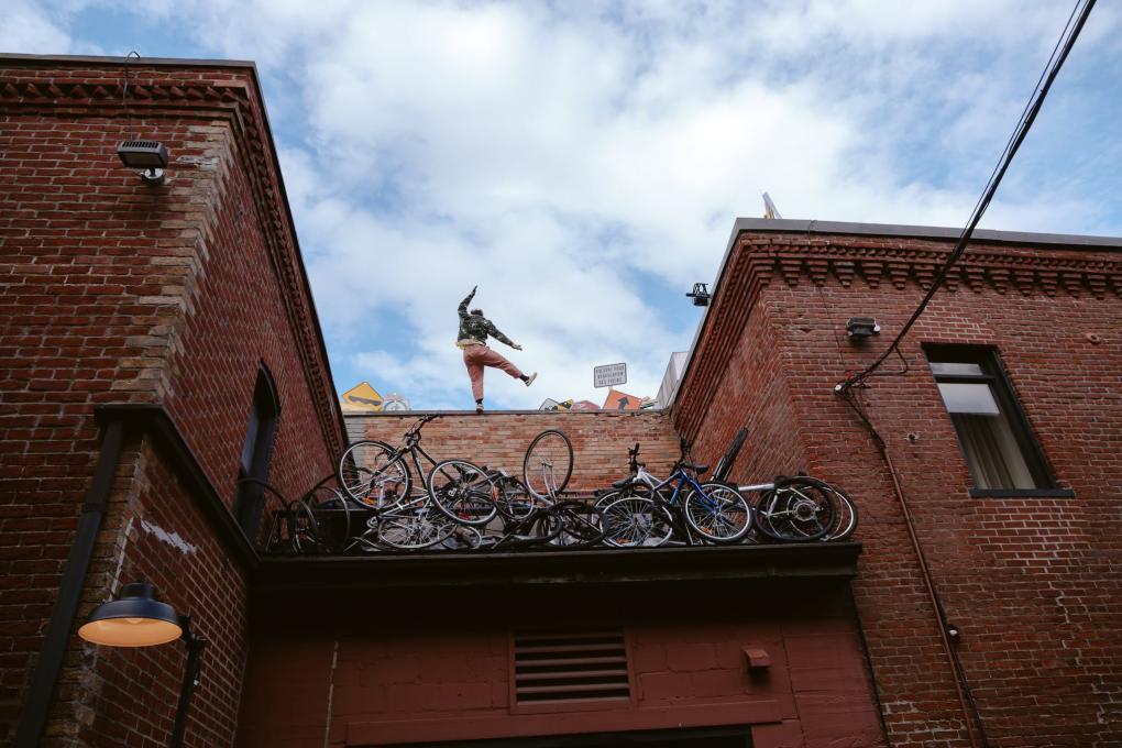 Comédien sur le toit d'un bâtiment