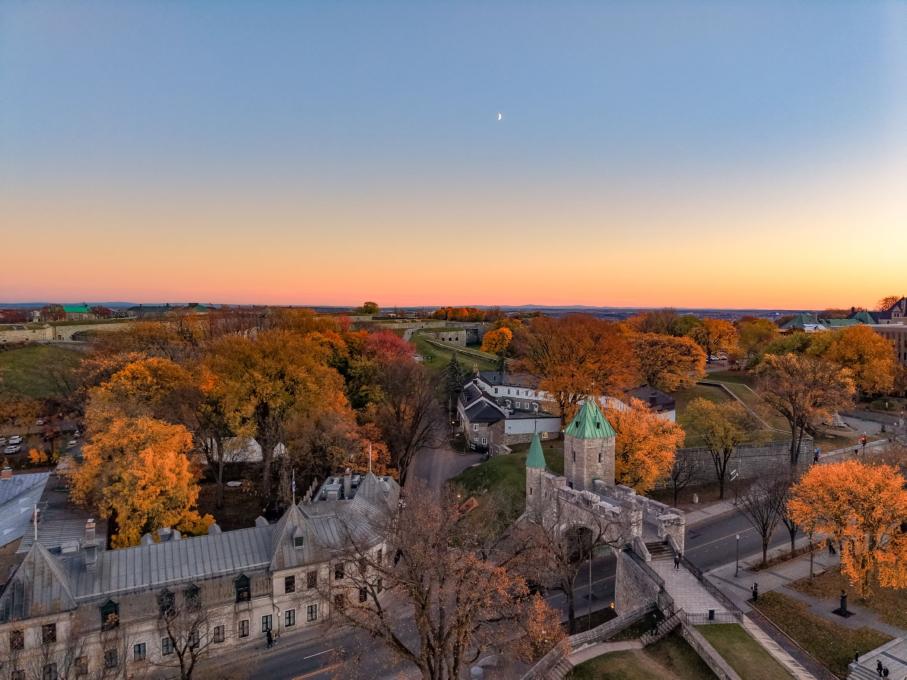 Vue aérienne sur la porte Saint-Louis en automne
