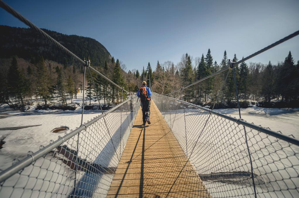 Randonneur sur la passerelle suspendue