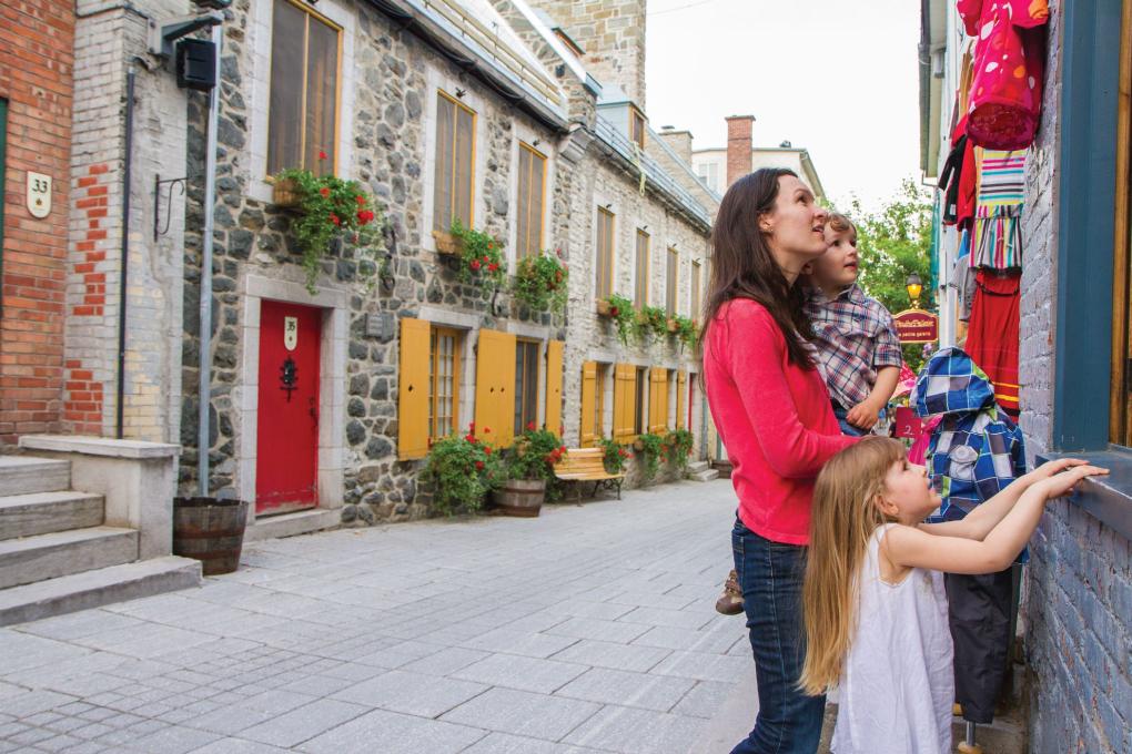 Mère avec ses enfants devant une boutique du Petit-Champlain