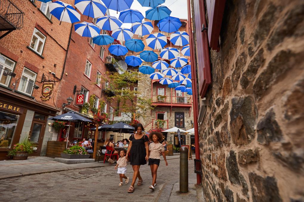 Rue du Cul-de-sac avec les parapluies suspendus